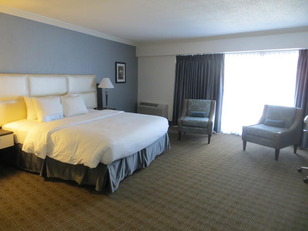 Toronto Don Valley Hotel And Suites Room photo
