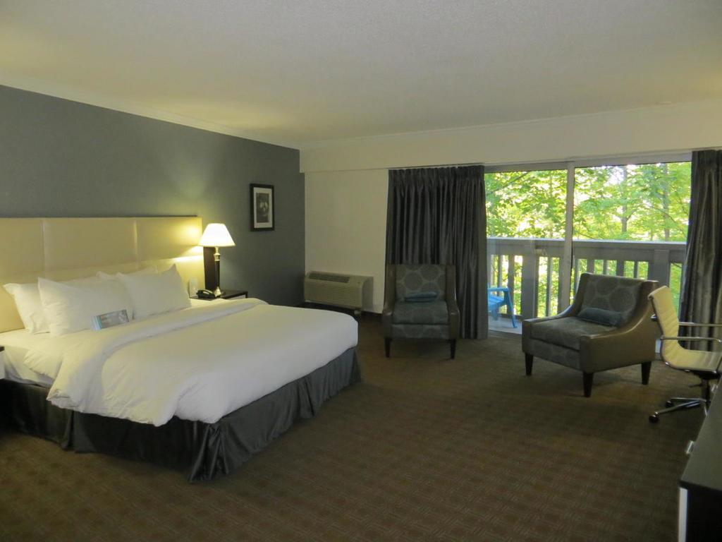 Toronto Don Valley Hotel And Suites Room photo